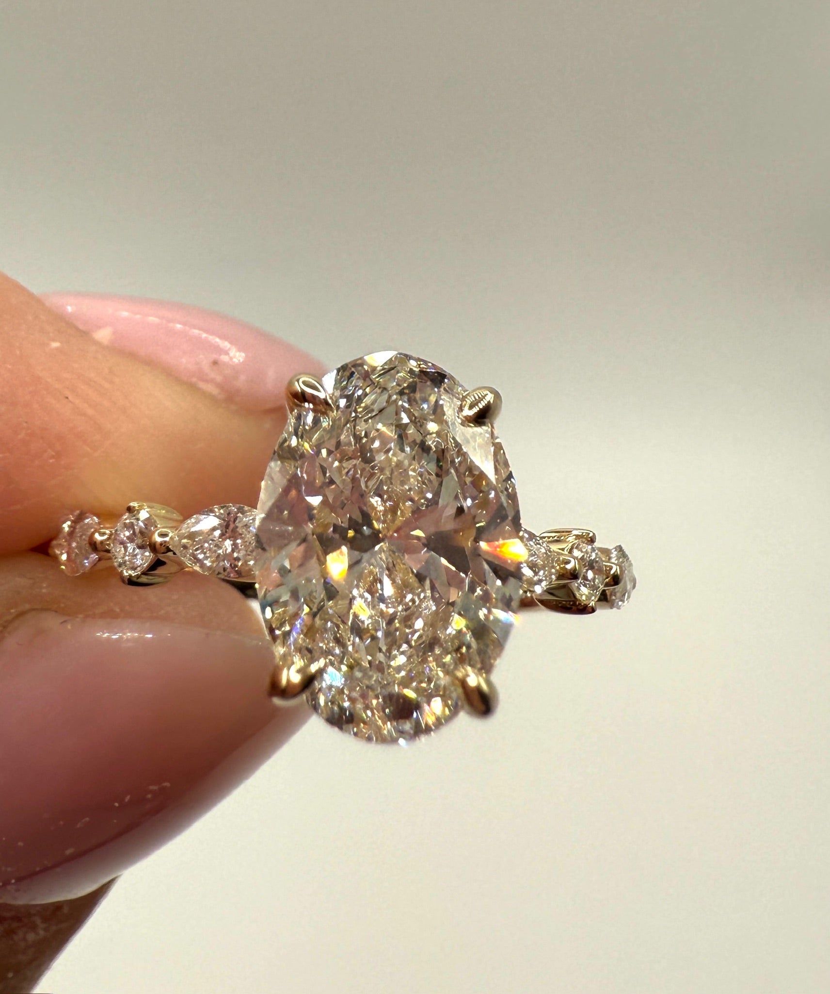 2.3-2.5ct E Vs1 Oval Lab Diamond Sedona 14k YG Size 4.25